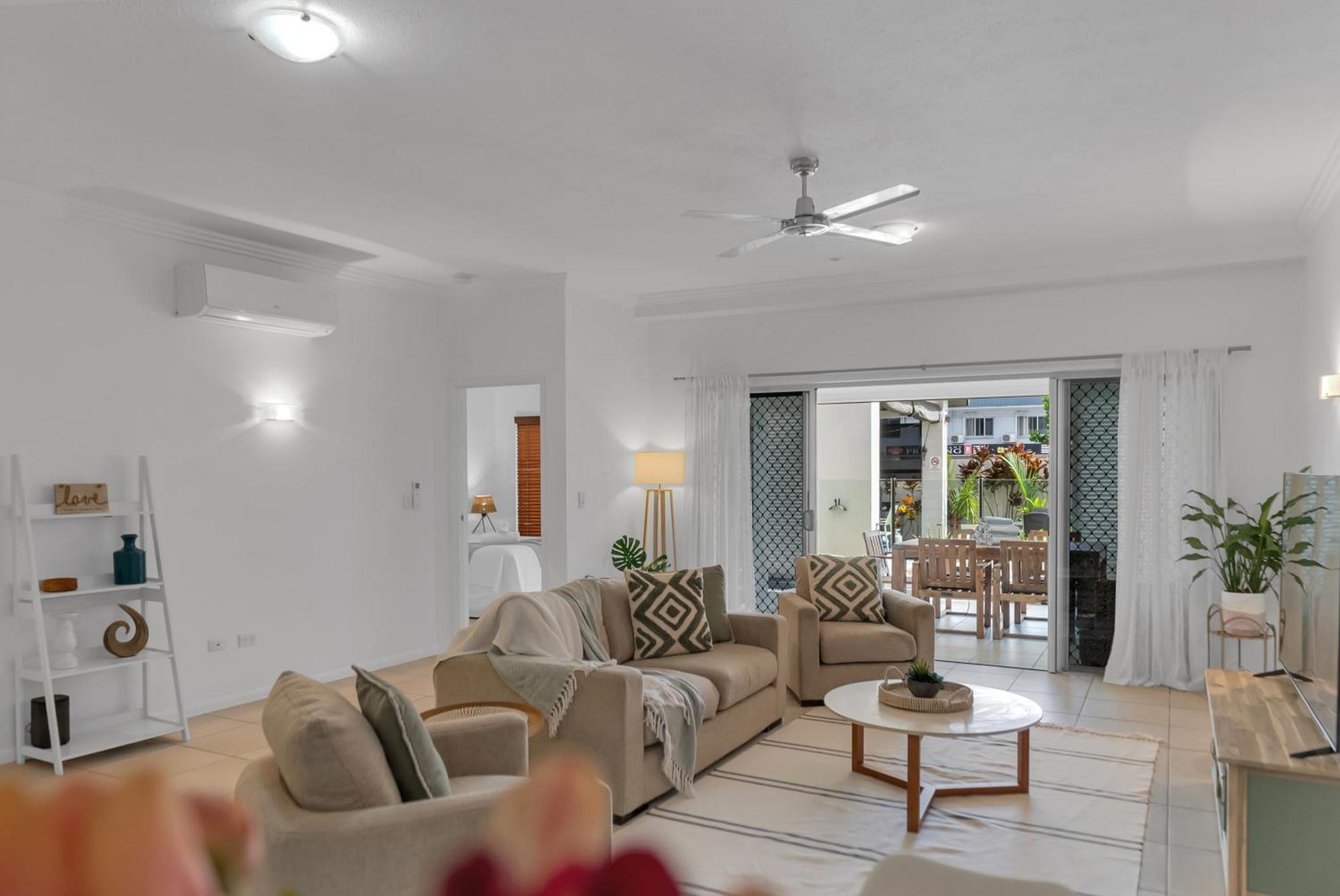 'eclipse' A Poolside Family Escape In The Cbd Apartment
