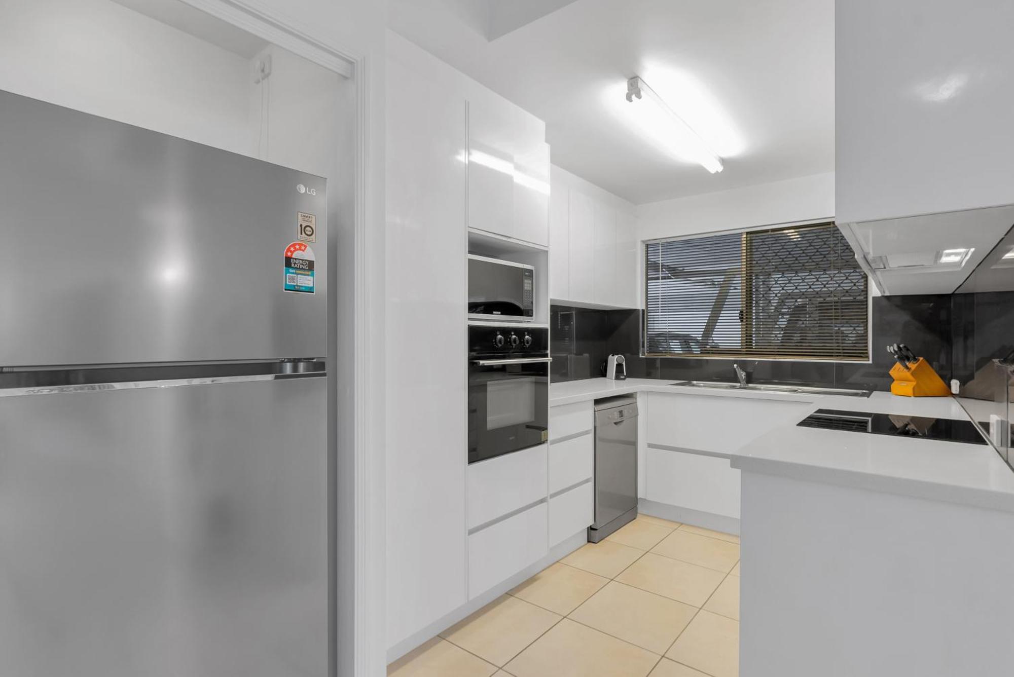 'eclipse' A Poolside Family Escape In The Cbd Apartment Cairns