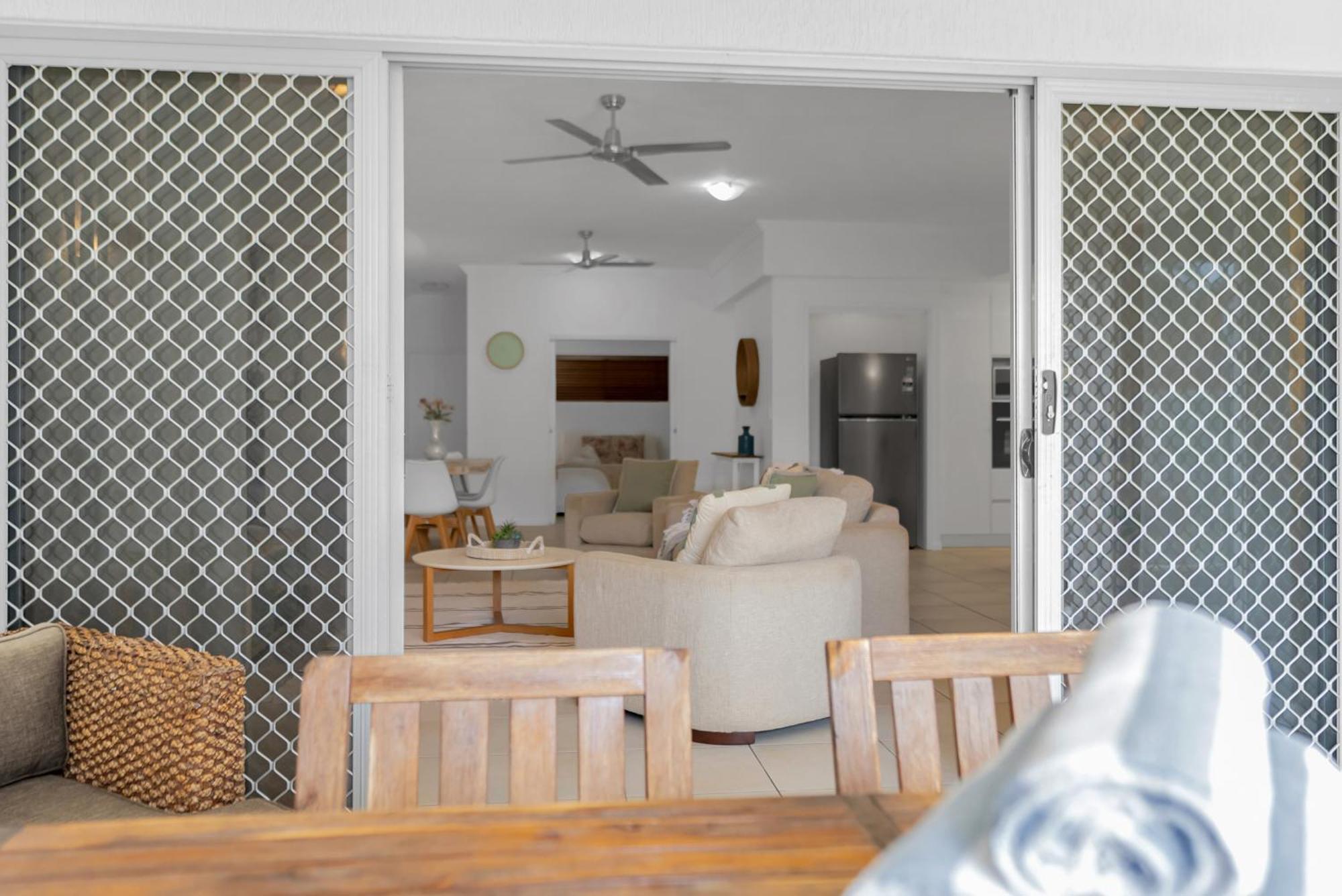 'eclipse' A Poolside Family Escape In The Cbd Cairns