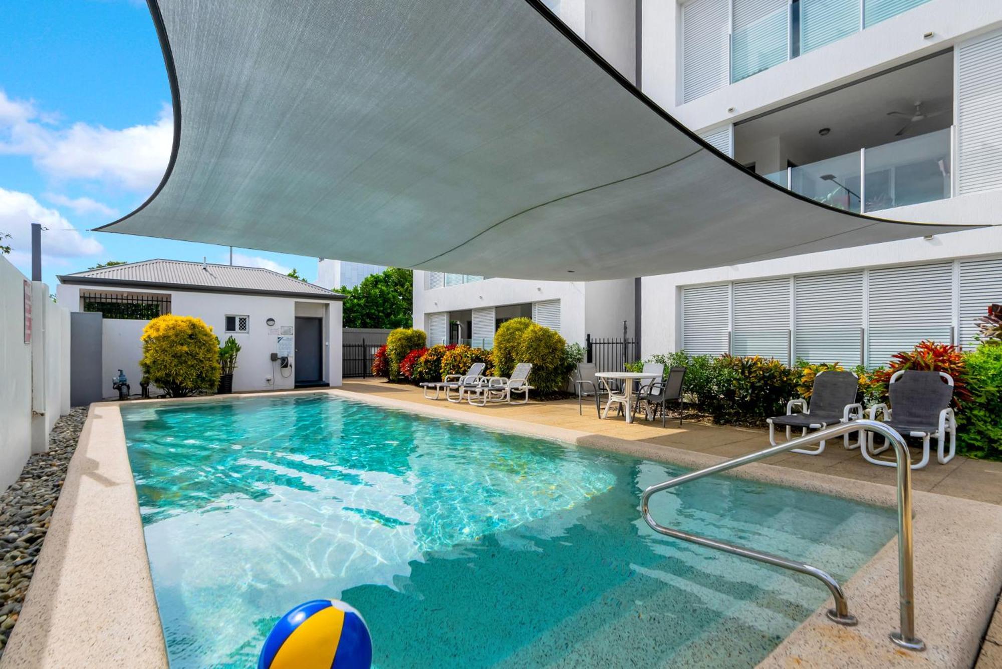 'eclipse' A Poolside Family Escape In The Cbd Apartment